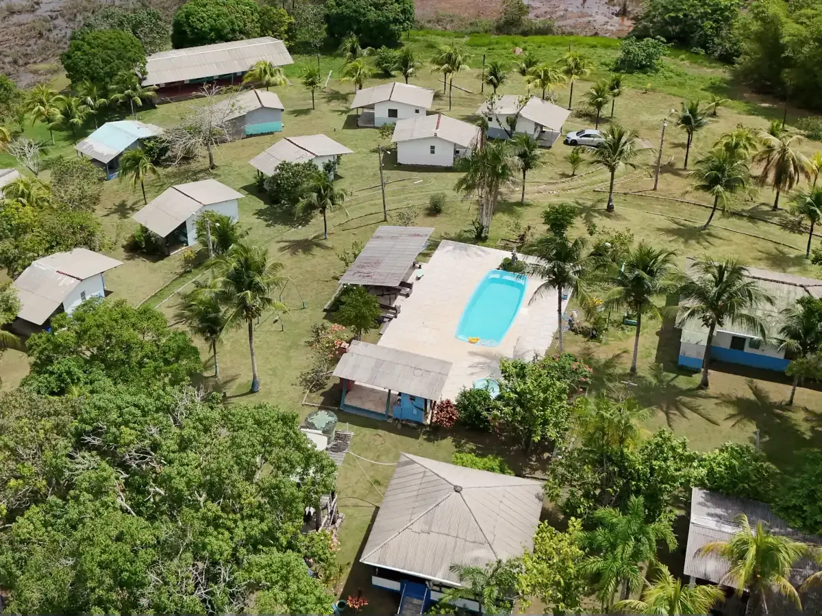 Aerial view of the pool and chalets at Pousada Paraíso da Pesca Esportiva