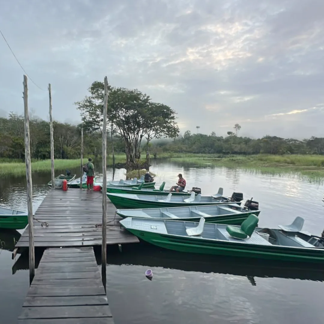 Grupo de amigos pescadores em barco de pesca esportiva na Represa de Balbina durante temporada de pesca