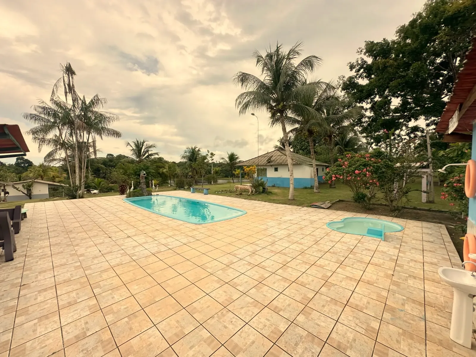 piscina da pousada de pesca esportiva nas margens da Represa de Balbina