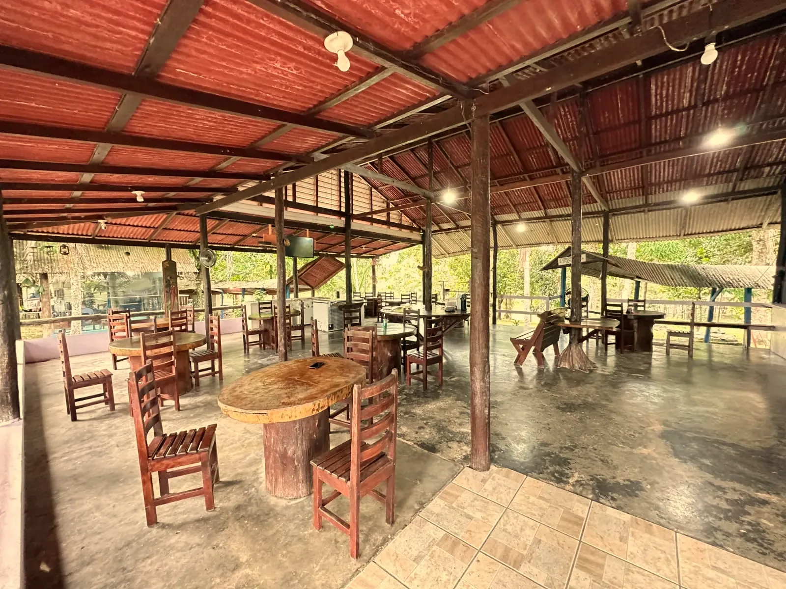 restaurante da pousada de pesca esportiva nas margens da Represa de Balbina.