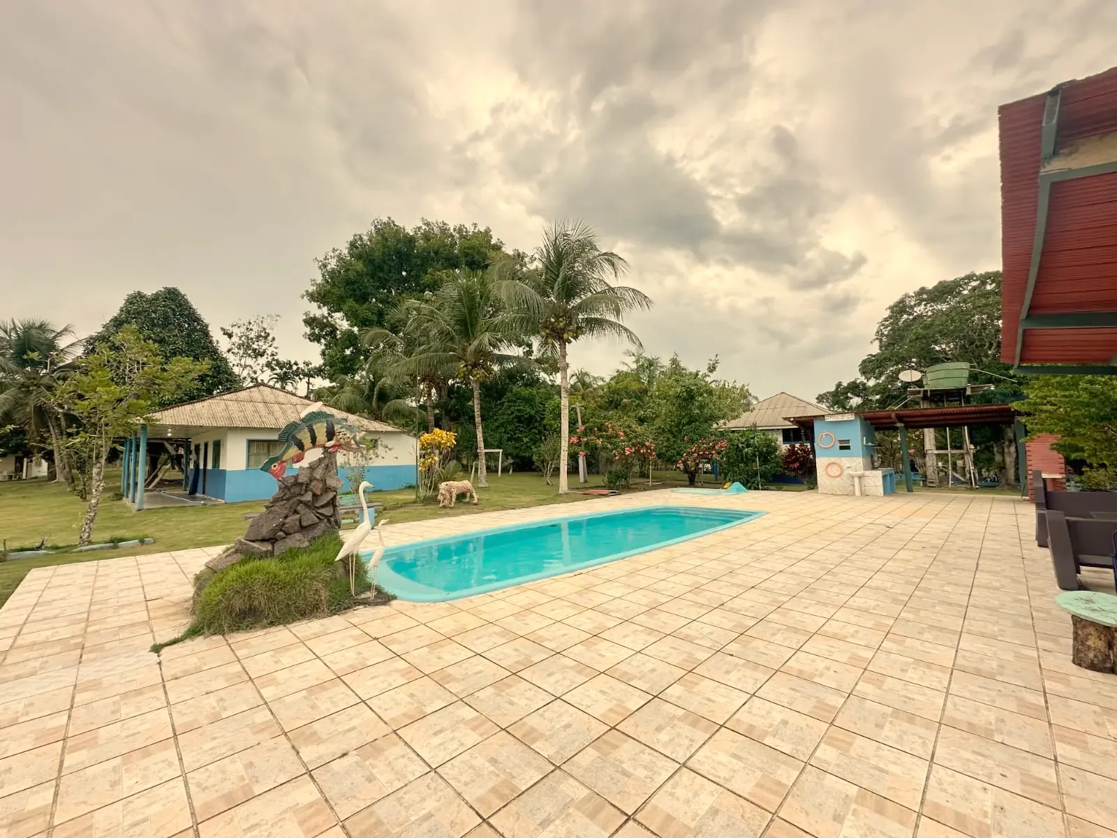 piscina da pousada de pesca esportiva nas margens da Represa de Balbina.
